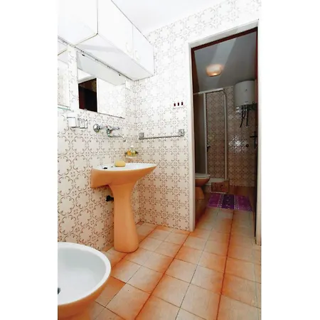 Amazing Home In Racisce With Wifi *